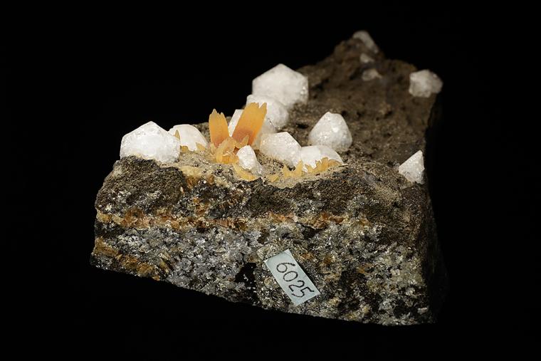 CHABAZITE var. Phacolite